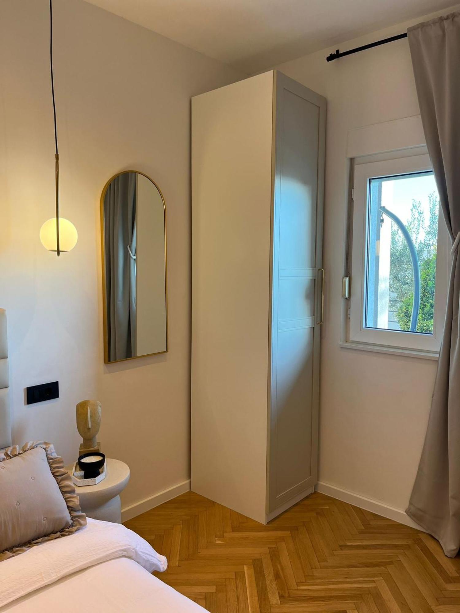 Collis Apartment *